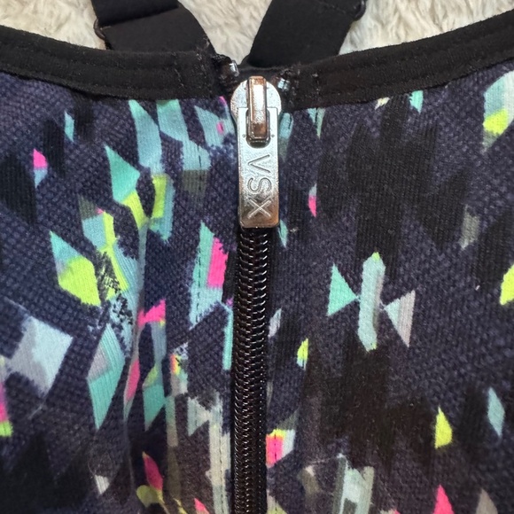 Victoria’s Secret VSX Knockout front closure sports bra Multicolor print 34C - Picture 2 of 14